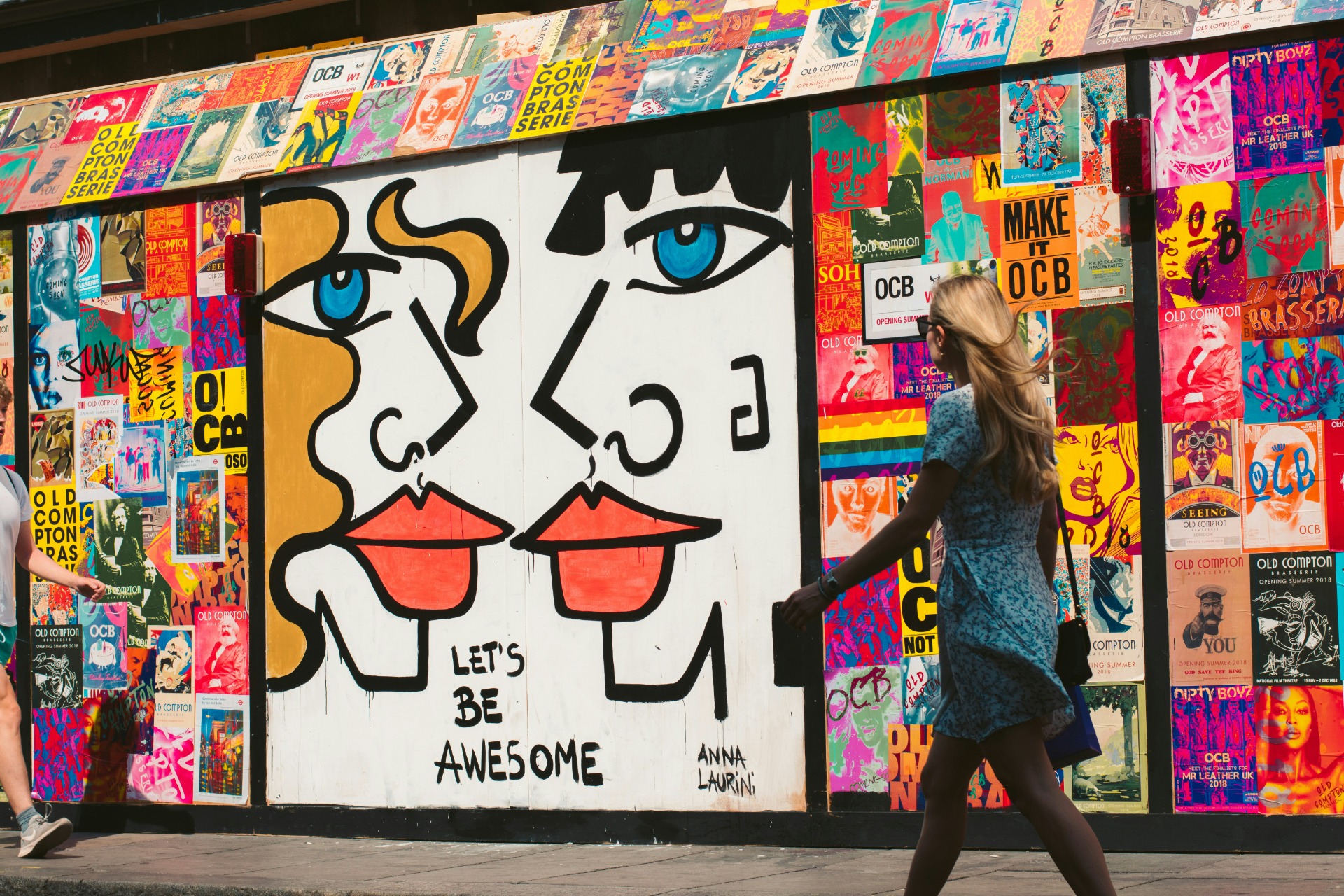 Twee karikatuurfiguren die elkaar aankijken met de tekst onder 'Let's be awesome'.